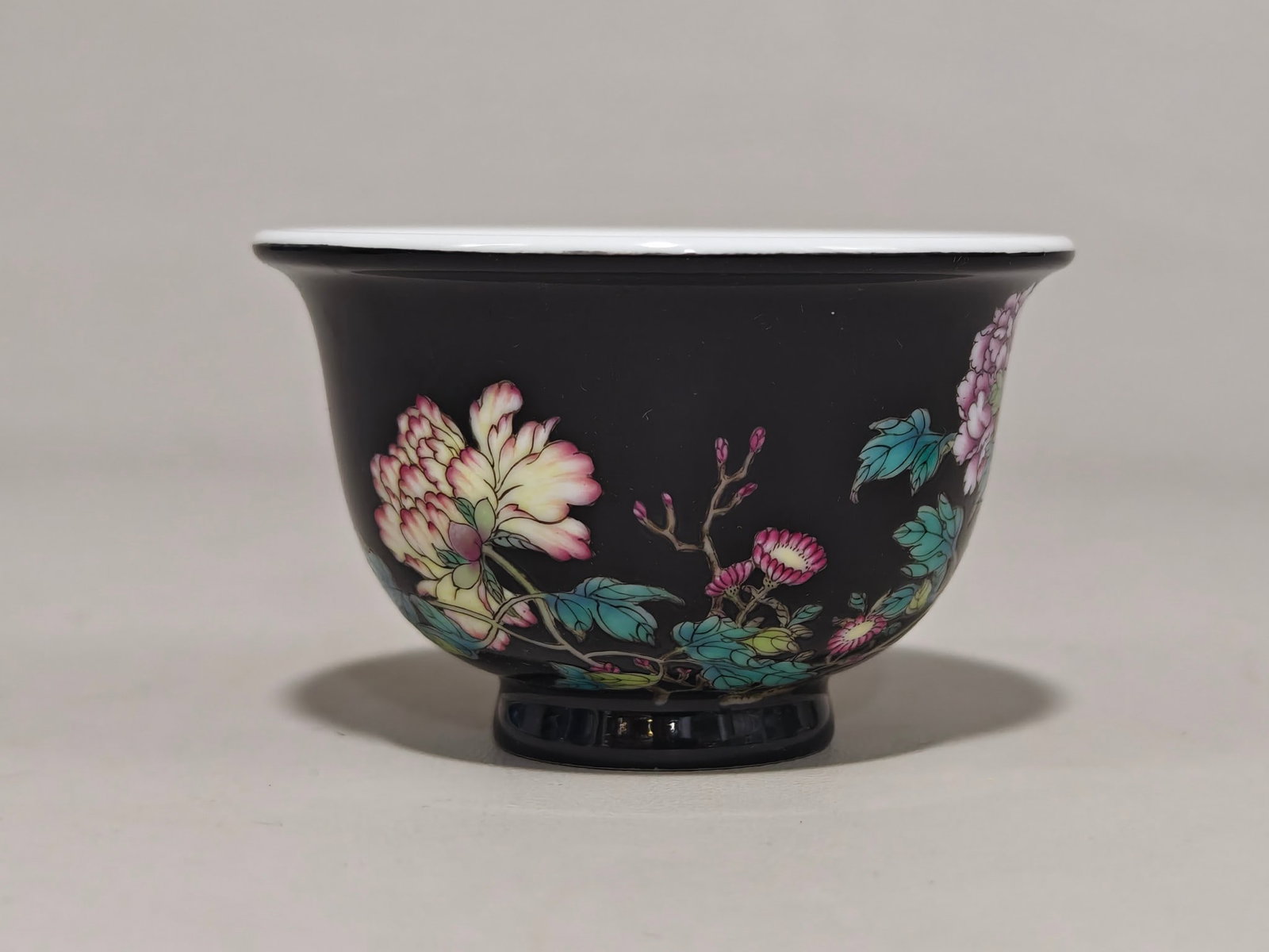 A Exquisite Black Ground Flower Pattern Cup - 2