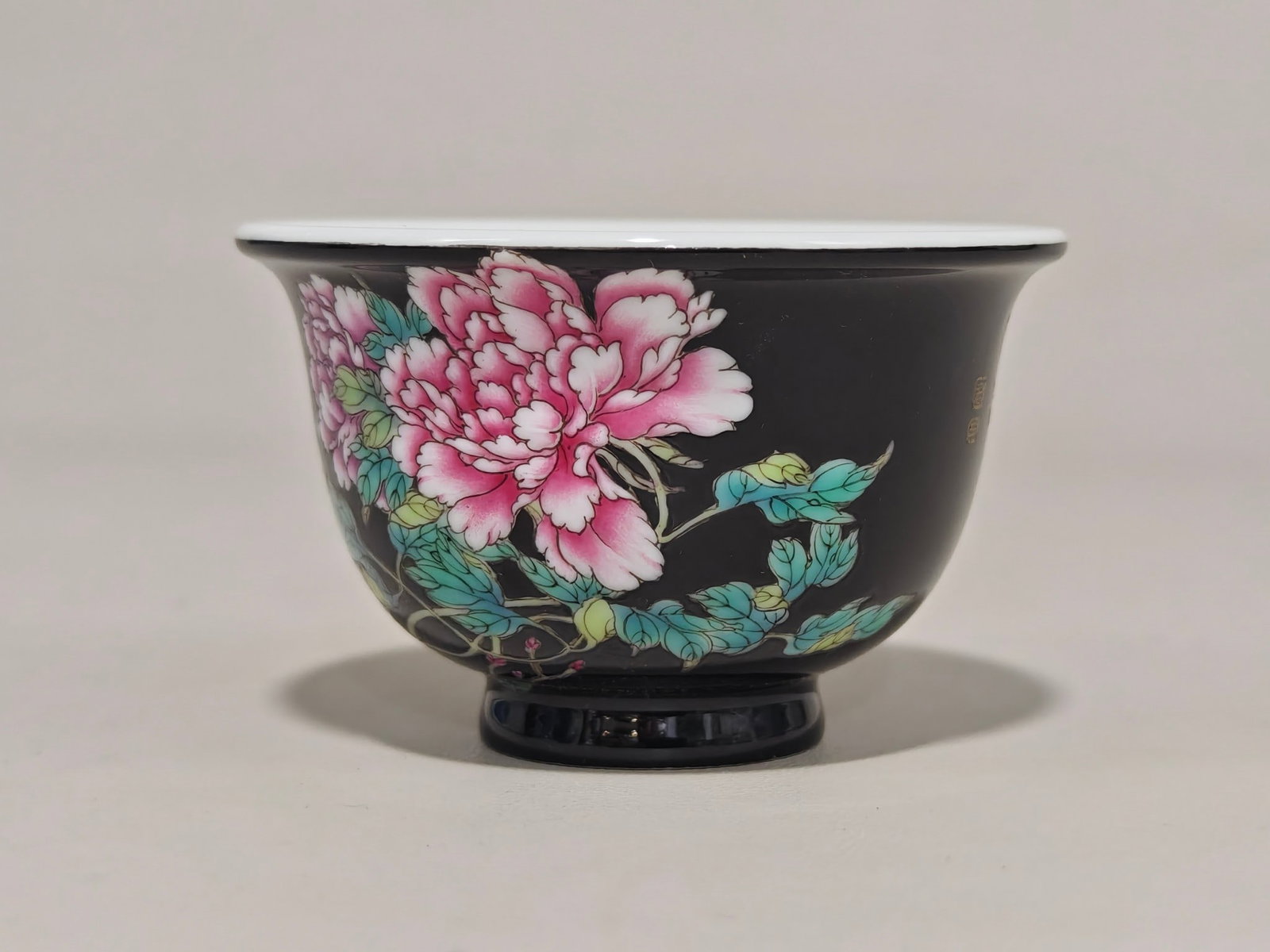 A Exquisite Black Ground Flower Pattern Cup - 4