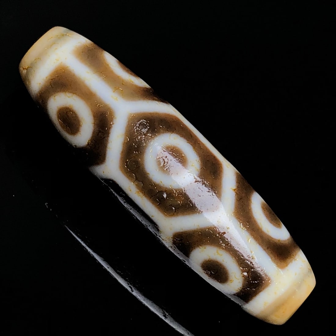 A Exquisite Tortoise Shell Nine-eye Dzi bead: A Exquisite Tortoise Shell Nine-eye Dzi bead,Qing Dynasty, China,Size:1.8inx0.5in,Weight:11.7g 龟甲九眼天珠,中国清代