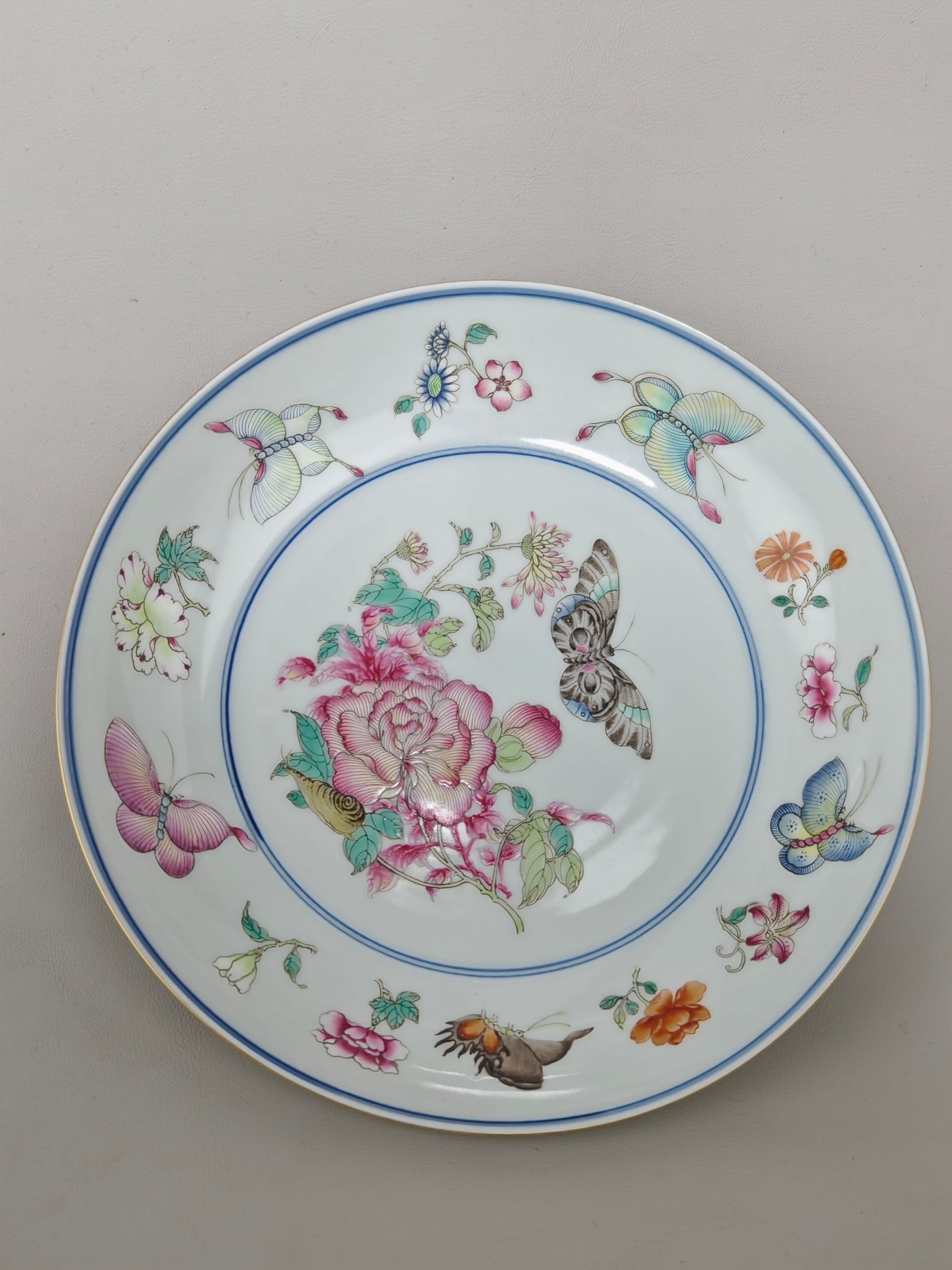 A Exquisite Famille-Rose Flower and Butterfly Pattern Plate: A Exquisite Famille-Rose Flower and Butterfly Pattern Plate,Qing Dynasty, China,Qianlong Six-character Mark,Size:1.6inx8.3in 粉彩花卉蝴蝶纹盘,中&#