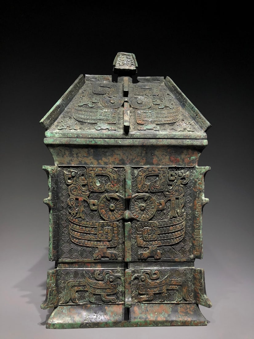 A Exquisite Bronze Phoenix Bird Pattern BBuffalo: A Exquisite Bronze Phoenix Bird Pattern BBuffalo,Han Dynasty, China,Size:8.7inx7.1inx16.5in ,Weight:11500g 青铜凤鸟纹盒,中国汉代