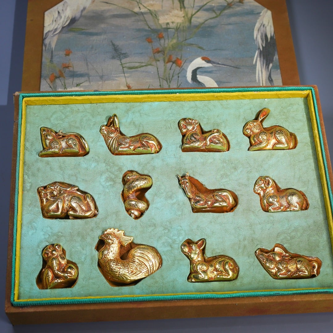A Set of Exquisite Gilt Bronze the twelve Chinese zodiac signs Ornament: A Set of Exquisite Gilt Bronze the twelve Chinese zodiac signs Ornament,Qing Dynasty, China,Weight:3121g 一套铜鎏金十二生肖摆件,ߑ