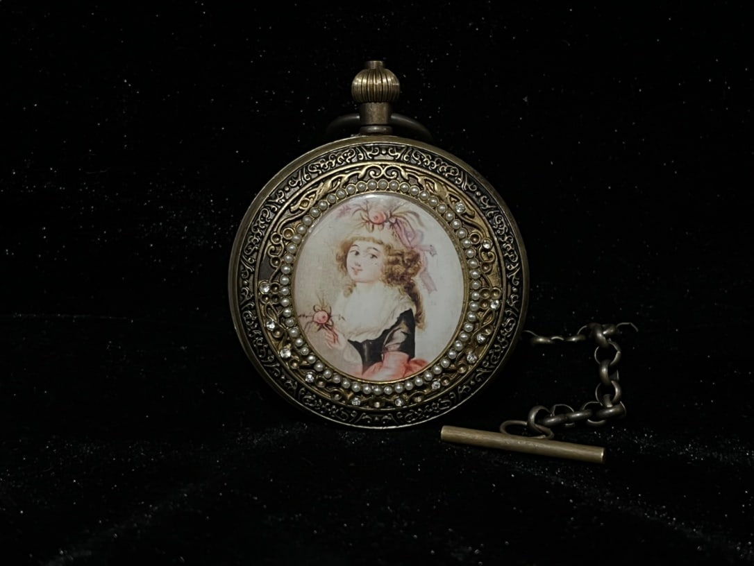 A Exquisite Coppery Figure Painting Panel Double Opening Pocket Watch: A Exquisite Coppery Figure Painting Panel Double Opening Pocket Watch,Qing Dynasty, China,Size:2.2in 铜制人物画片双开怀表,中国&#