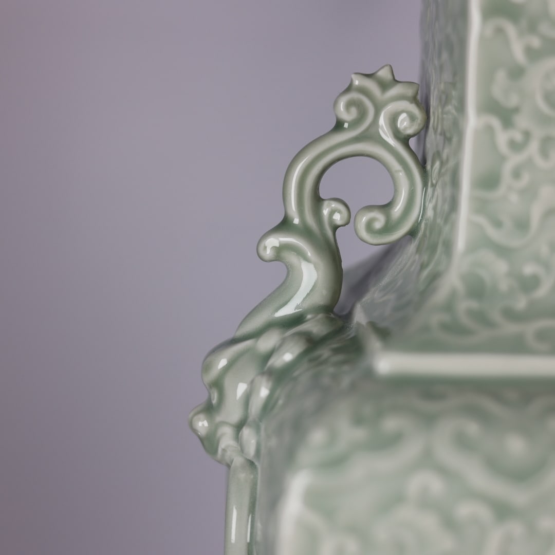 A Exquisite Pea-Green Glaze Lotus Pattern Vase - 3