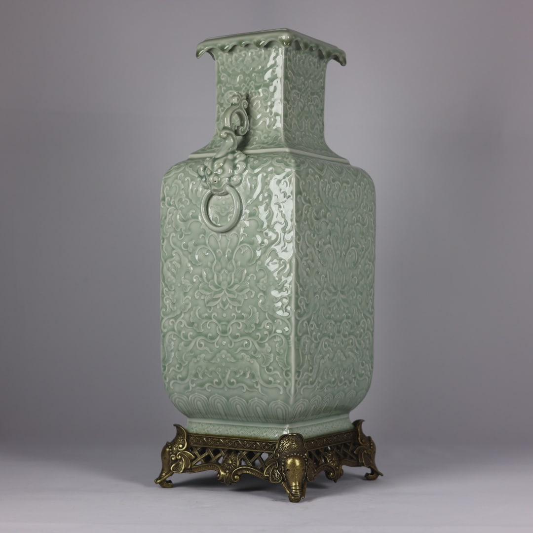 A Exquisite Pea-Green Glaze Lotus Pattern Vase - 4