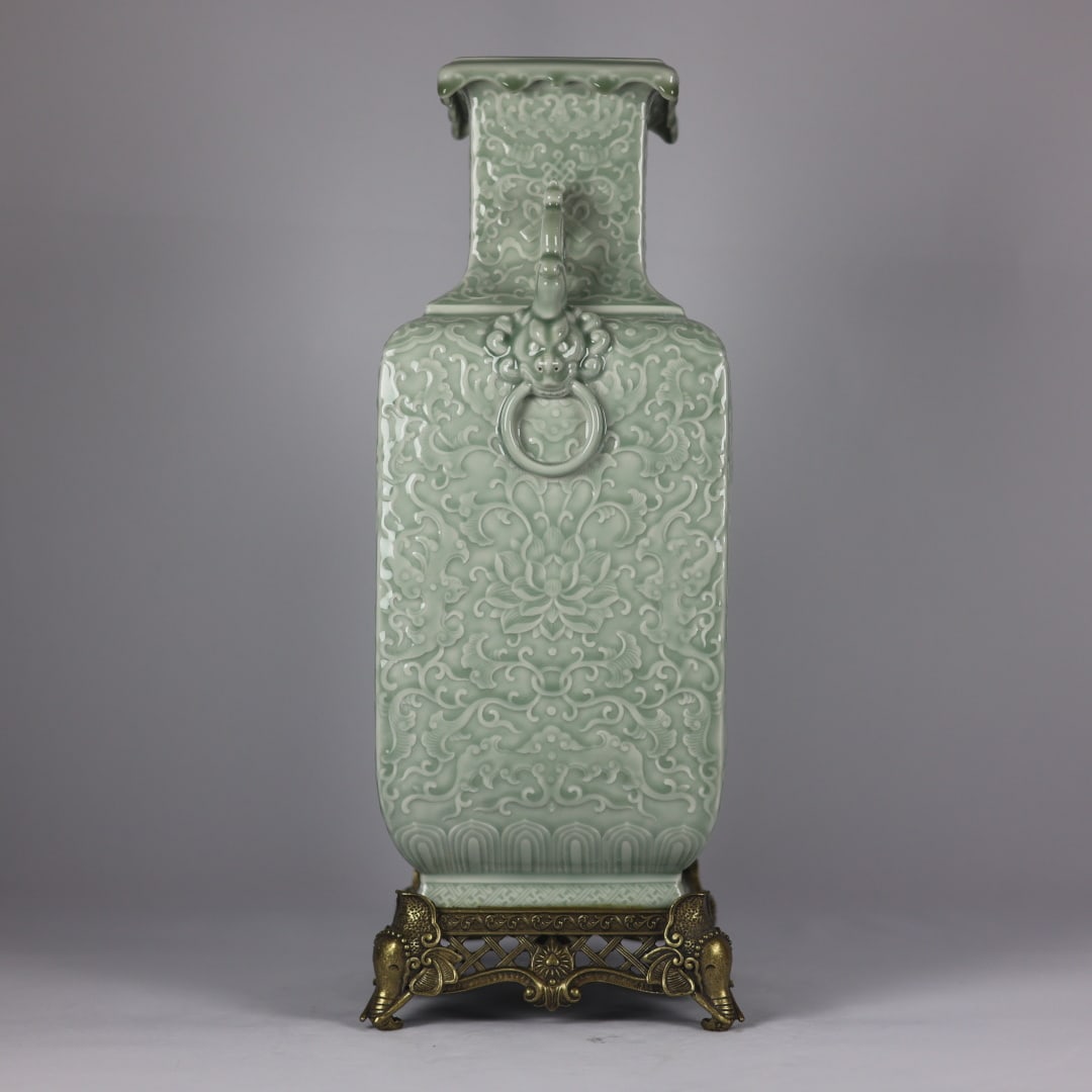 A Exquisite Pea-Green Glaze Lotus Pattern Vase - 5