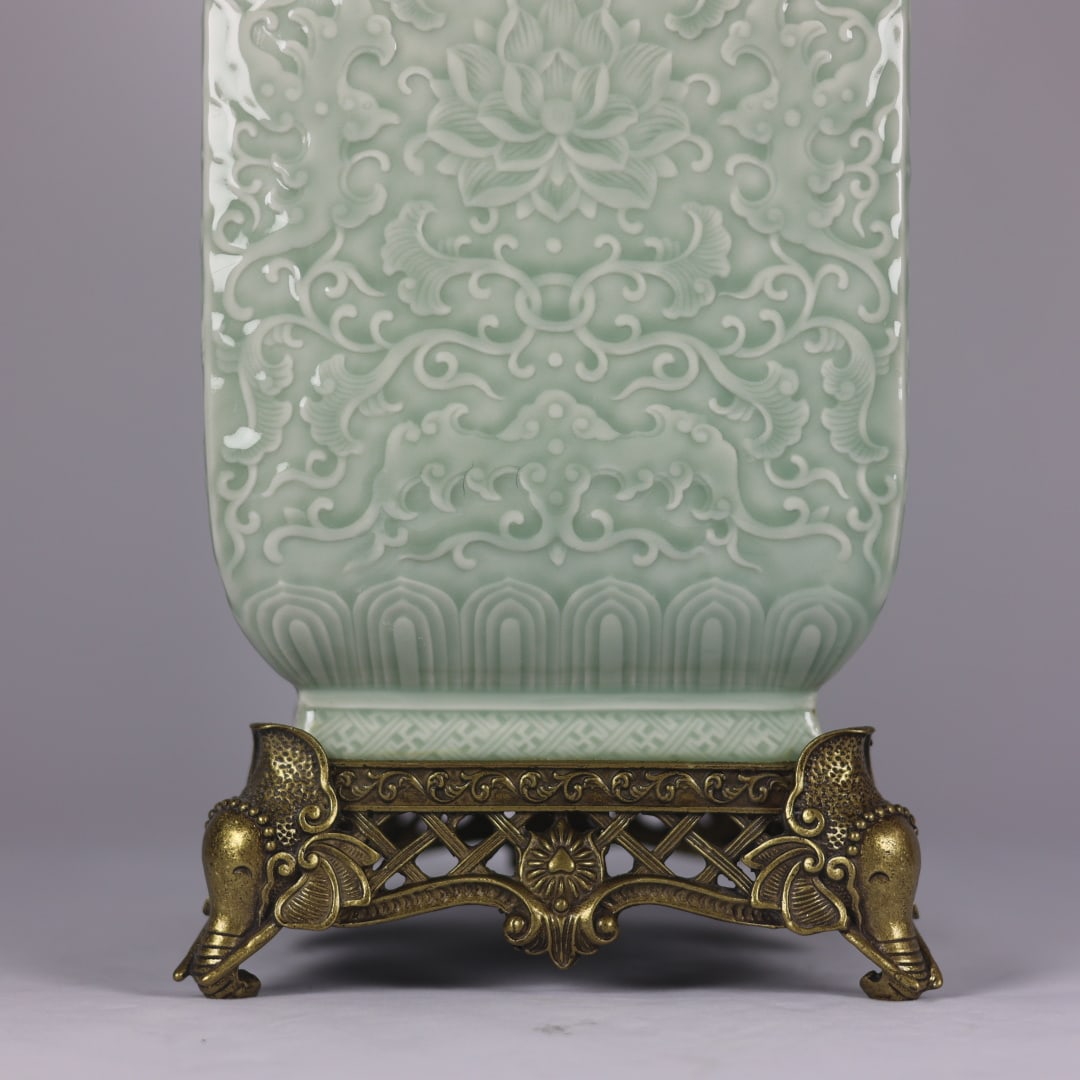 A Exquisite Pea-Green Glaze Lotus Pattern Vase - 6