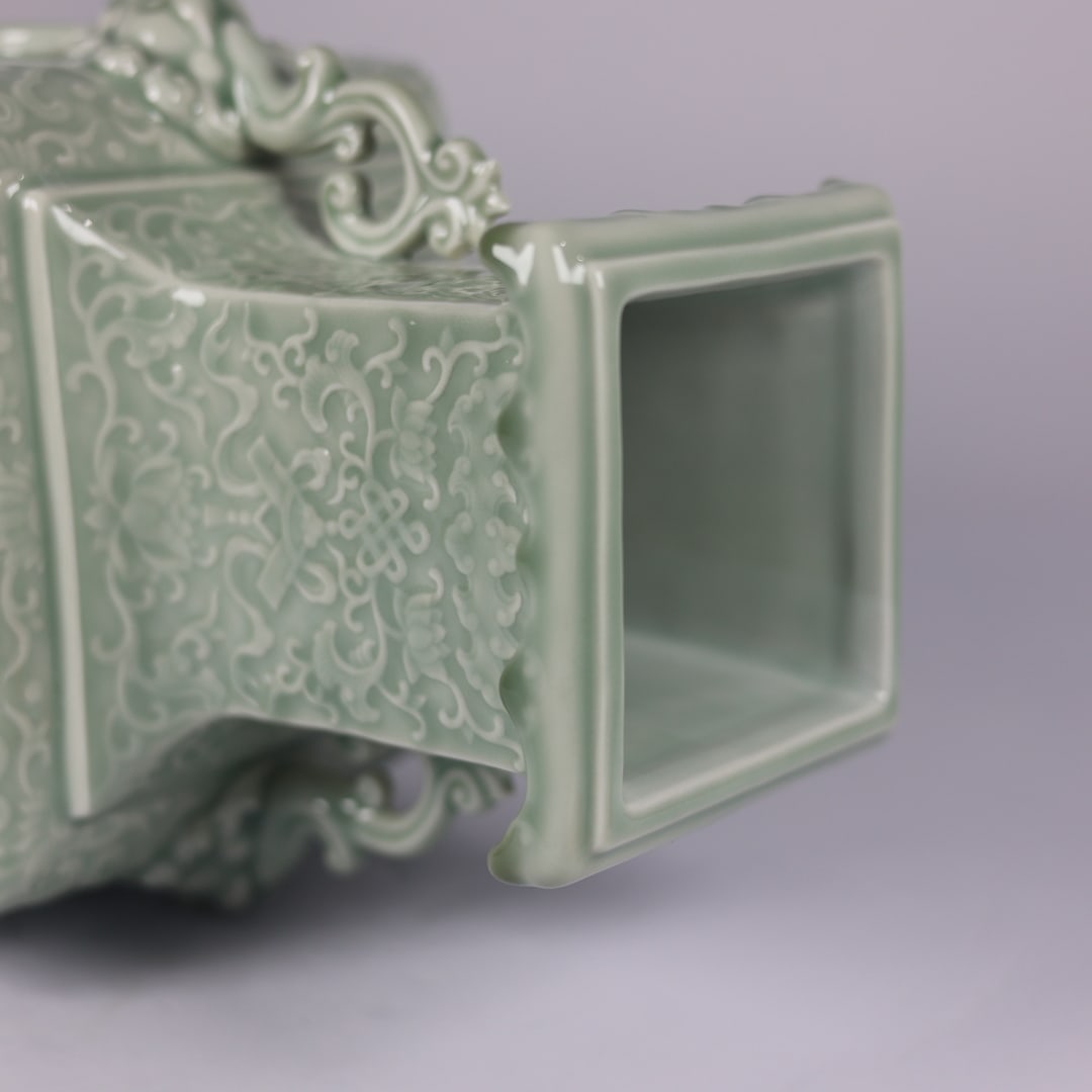 A Exquisite Pea-Green Glaze Lotus Pattern Vase - 7