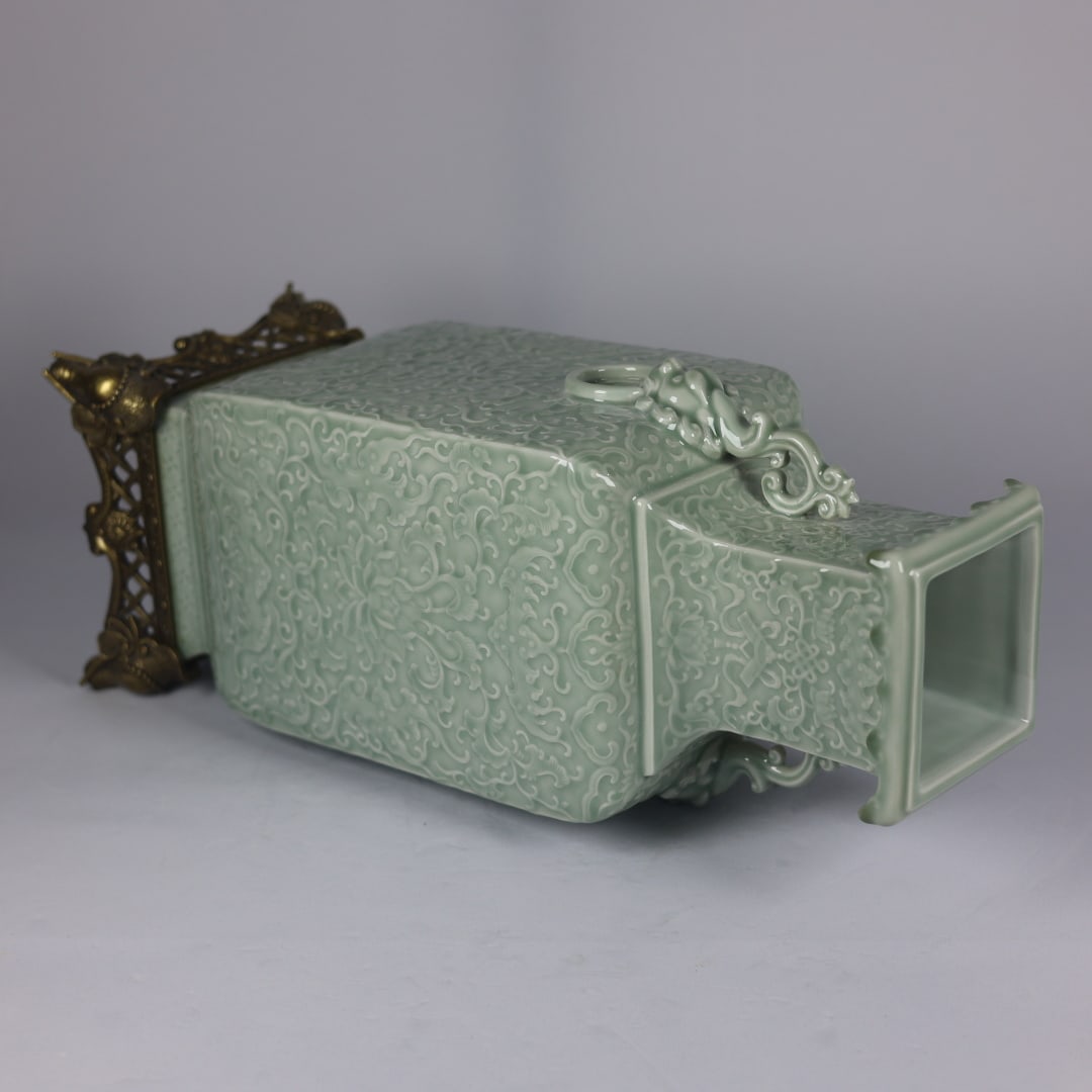 A Exquisite Pea-Green Glaze Lotus Pattern Vase - 8