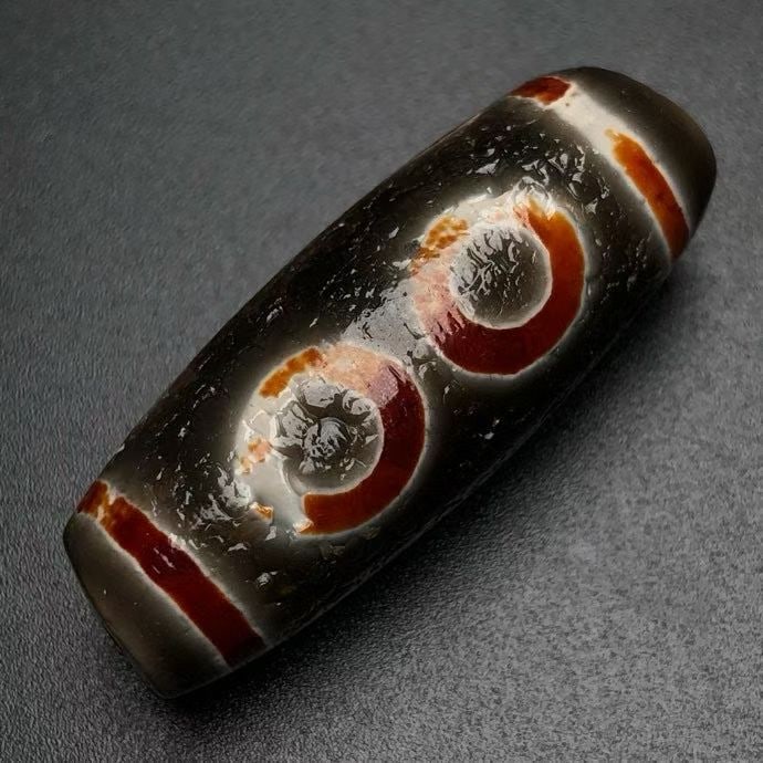 A Exquisite Five-eye Dzi bead: A Exquisite Five-eye Dzi bead,Qing Dynasty, China,Size:1.5inx0.6in,Weight:12.8g 五眼天珠,中国清代