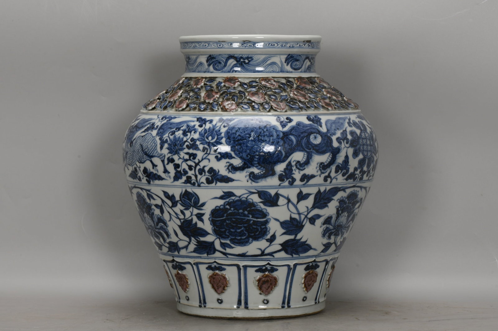 A Exquisite Blue and White Kylin Pattern Jar: A Exquisite Blue and White Kylin Pattern Jar,Yuan Dynasty, China,Size:14.2inx13.1inx7.5in 青花麒麟纹罐,中国元代