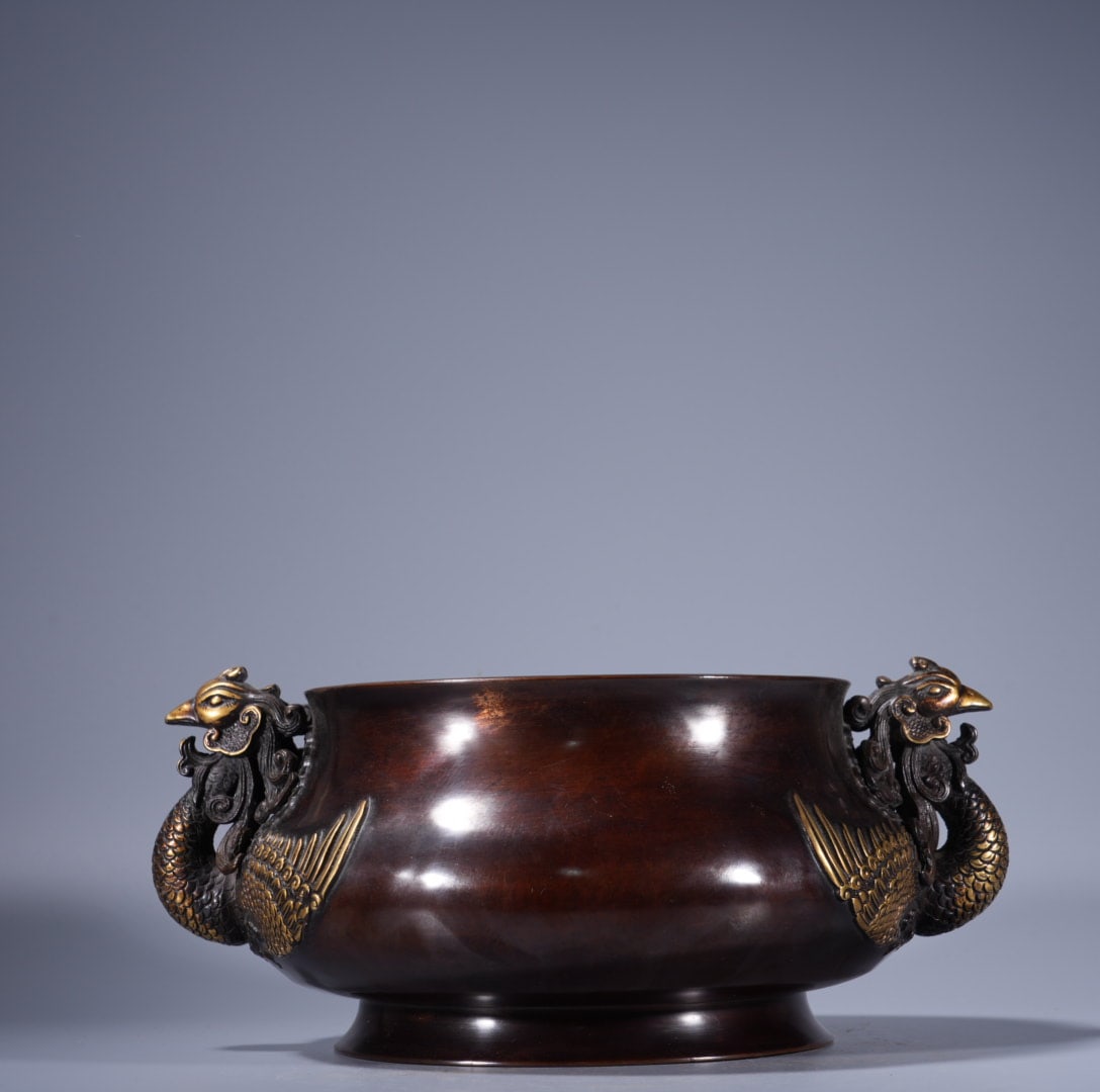A Exquisite Gilt Bronze Phoenix-Ears Censer: A Exquisite Gilt Bronze Phoenix-Ears Censer,Ming Dynasty, China,Xuande Six-character Mark,Size:4.6inx6.5in,Weight:4650g 紫铜鎏金凤耳香炉,中国
