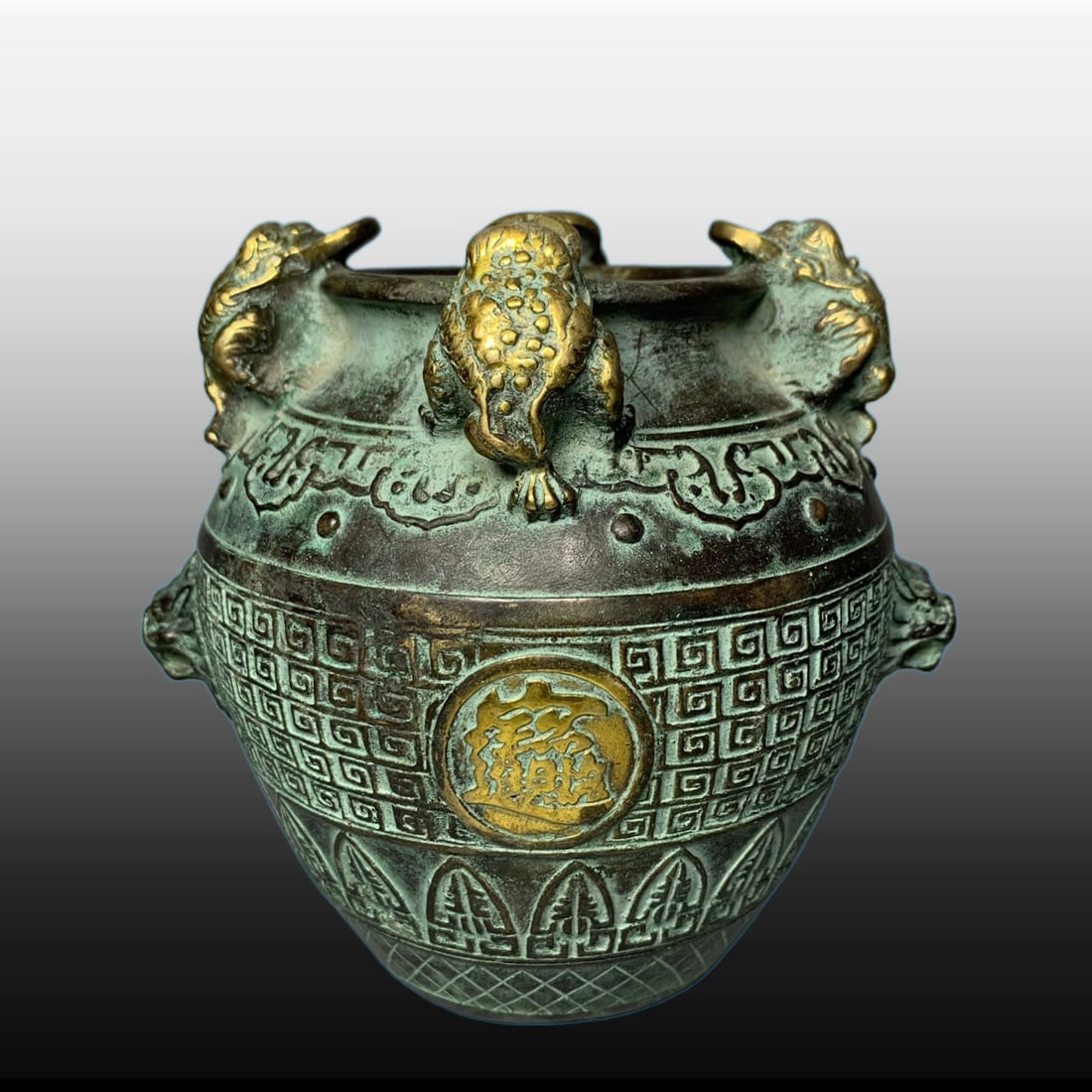 A Exquisite Bronze Golden Toad Jar: A Exquisite Bronze Golden Toad Jar,Qing Dynasty, China,Kangxi Four-character Mark,Size:4.7inx2.8in,Weight:810g