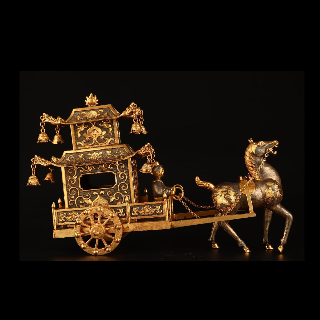 A Exquisite Gilt Bronze Carriage: A Exquisite Gilt Bronze Carriage,Tang Dynasty, China,Size:11.8inx5.1inx8.5in,Weight:2495g 铜鎏金马车,中国唐代