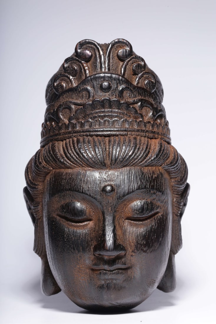 A Exquisite Eaglewood Carved Statue of Avalokitesvara Ornament: A Exquisite Eaglewood Carved Statue of Avalokitesvara Ornament,Qing Dynasty, China,Size:6.8inx4.1inx4.3in ,Weight:232g