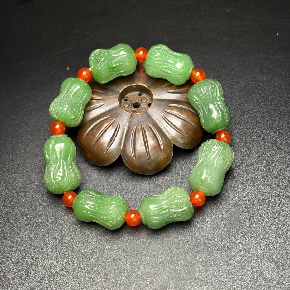 A Exquisite Hotan Jasper Cabbage Pattern Bracelets: A Exquisite Hotan Jasper Cabbage Pattern Bracelets,Qing Dynasty, China,Size:0.6inx0.8in,Weight:63g