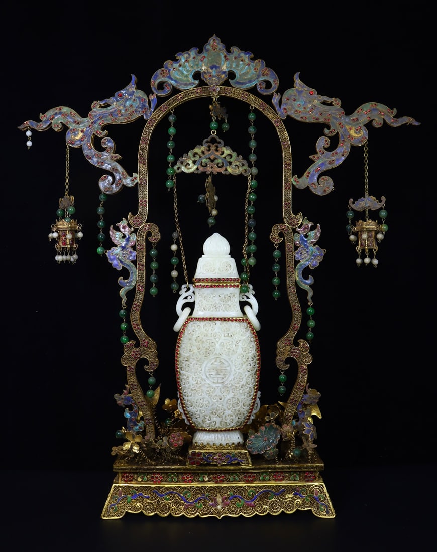 A Exquisite Hotan Jade Cloisonne Double-Ears Chain Vase: A Exquisite Hotan Jade Cloisonne Double-Ears Chain Vase,Qing Dynasty, China,Size:24inx4.1inx28in,Weight:4500g