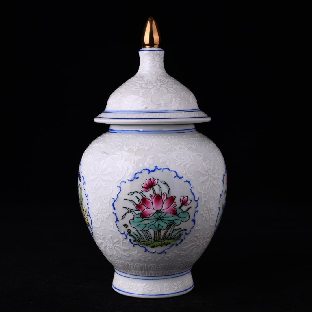 A Exquisite White Glaze Famille-Rose Flower Pattern Jar: A Exquisite White Glaze Famille-Rose Flower Pattern Jar,Qing Dynasty, China,Qianlong Six-character Mark,Size:10.6inx5.5in 白釉粉彩花卉纹罐,中Þ