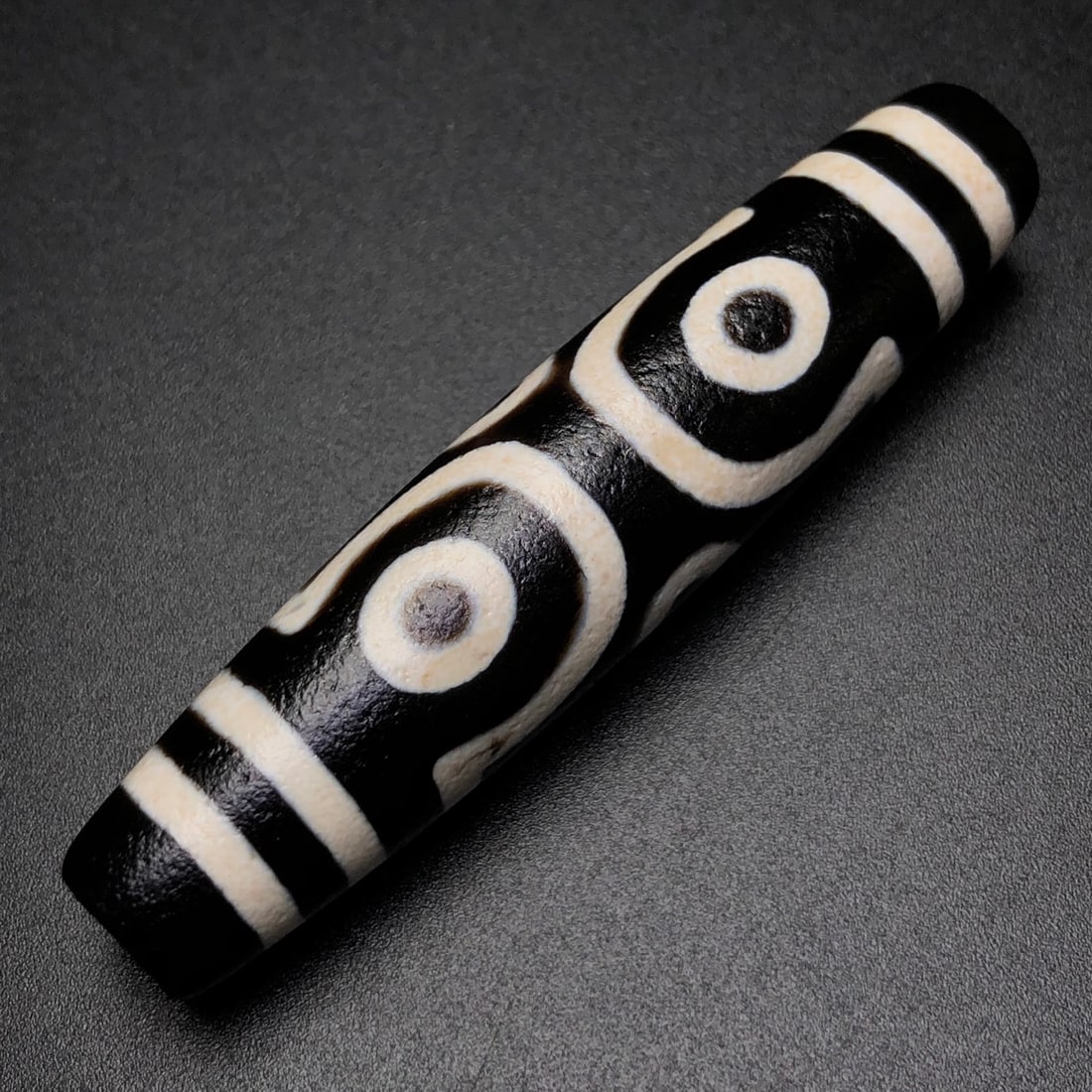 A Exquisite Six-eye Dzi bead: A Exquisite Six-eye Dzi bead,Qing Dynasty, China,Size:2.3inx0.5in,Weight:15g 六眼天珠,中国清代