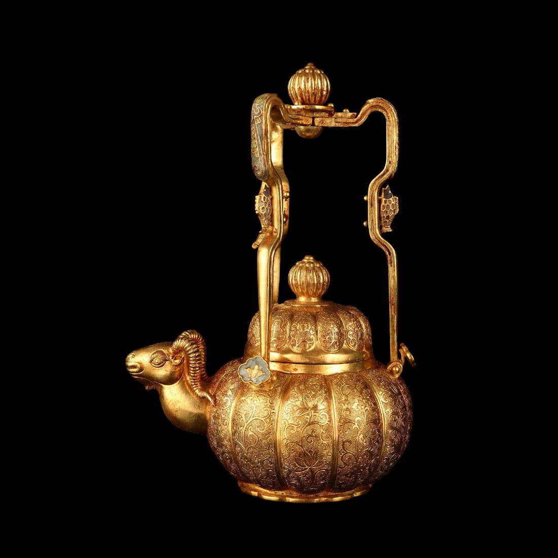 A Exquisite Gilt Bronze Sheep Head Ewer: A Exquisite Gilt Bronze Sheep Head Ewer,Qing Dynasty, China,Qianlong Four-character Mark,Size:10.2inx6.7in,Weight:1077g 铜鎏金羊头壶,中国清代