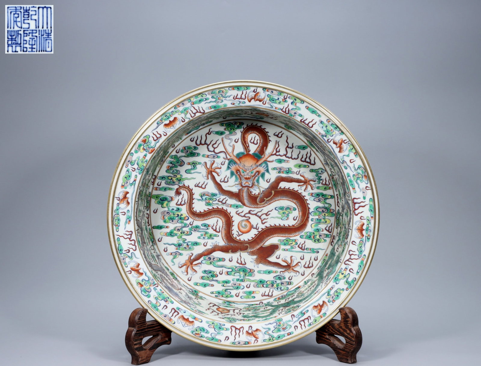 A Exquisite Doucai Painted Gold Dragon Pattern Basin: A Exquisite Doucai Painted Gold Dragon Pattern Basin,Qing Dynasty, China,Qianlong Six-character Mark,Size:5inx13.4inx13.4inx13.1in,Weight:8500g 斗彩描金龙纹盆