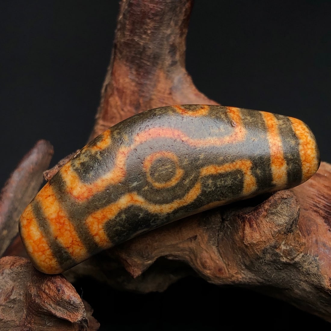 A Exquisite Seven-eye Dzi bead: A Exquisite Seven-eye Dzi bead,Qing Dynasty, China,Size:2.2inx0.8inx0.5in,Weight:23.2g 七眼天珠,中国清代