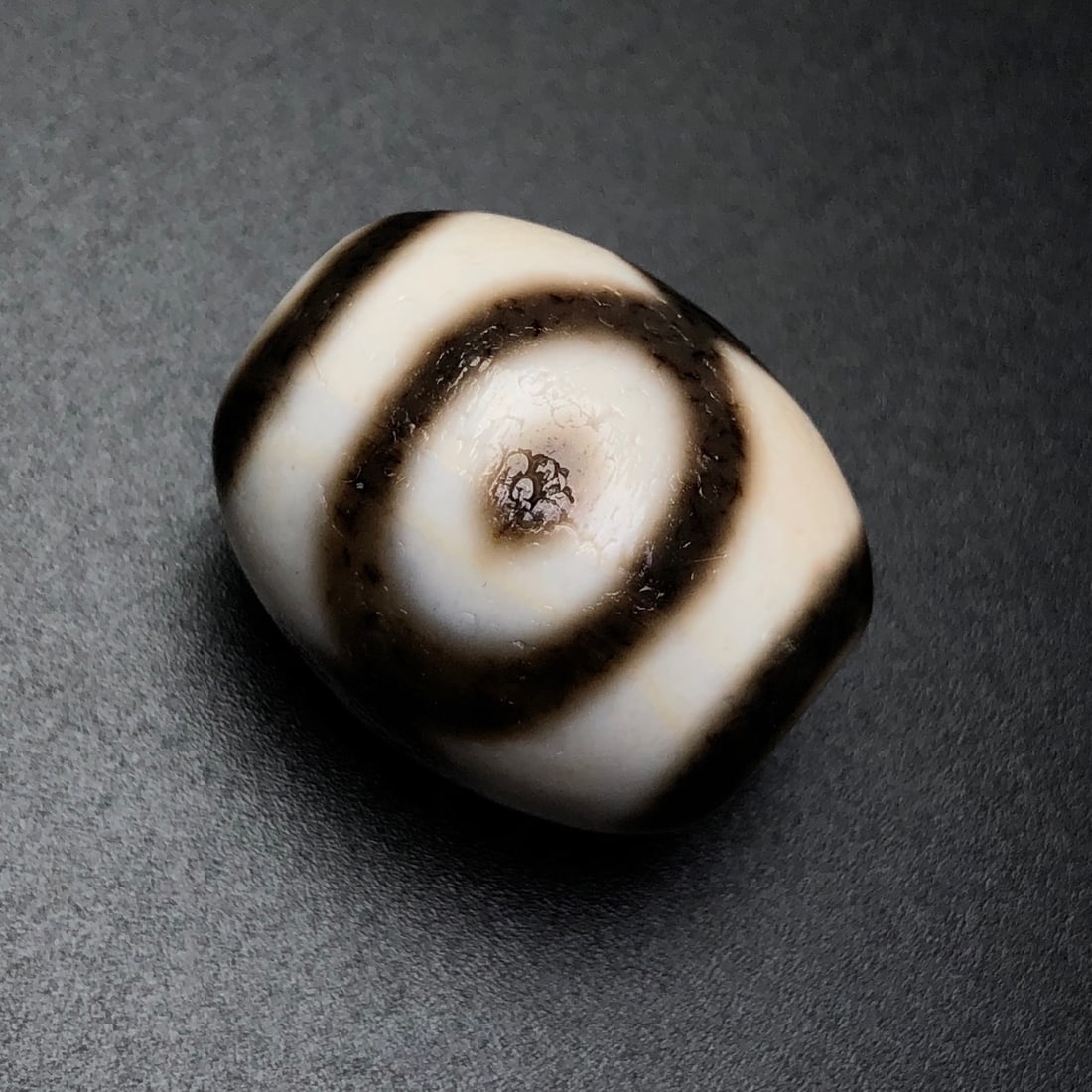 A Exquisite Three-eye Dzi bead: A Exquisite Three-eye Dzi bead,Qing Dynasty, China,Size:0.9inx0.7in,Weight:11g 三眼天珠,中国清代