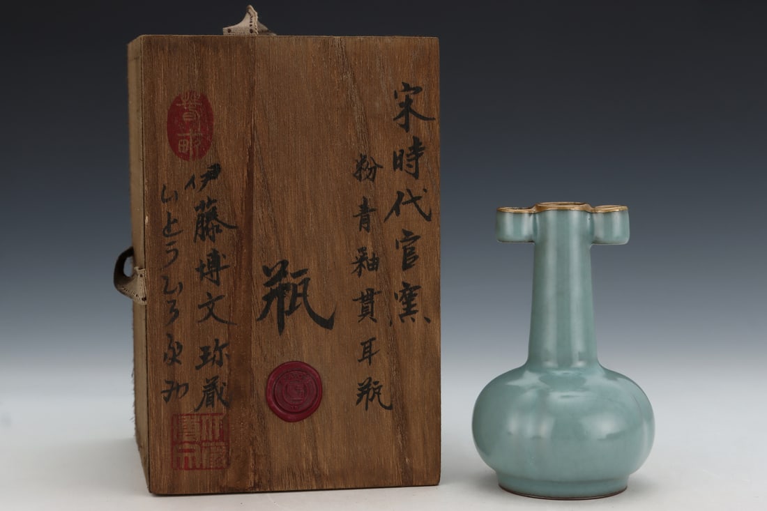 A Exquisite Guan yao Celadon Glazed Tube-Ears Vase: A Exquisite Guan yao Celadon Glazed Tube-Ears Vase,Song Dynasty, China,With Mark,Size:4.8inx3.1in