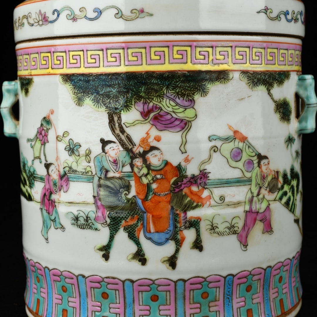 A Exquisite Famille-Rose Figures Pattern Jar - 7