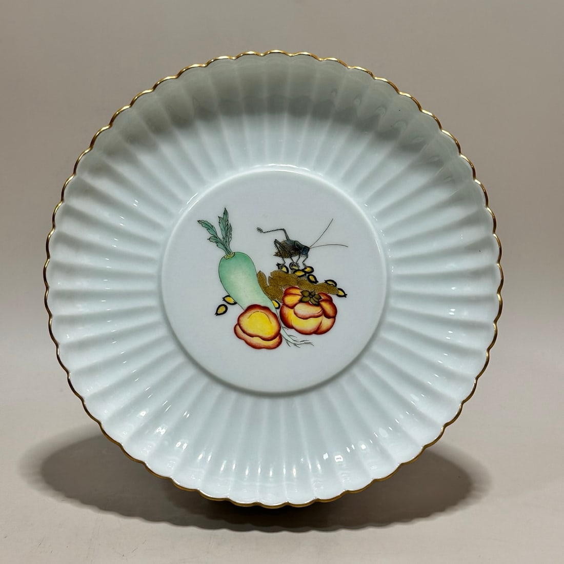 A pair of Exquisite Famille-Rose Painted Gold Grass and Insect Pattern Plate: A pair of Exquisite Famille-Rose Painted Gold Grass and Insect Pattern Plate,Qing Dynasty, China,Yongzheng Four-character Mark,Size:1.3inx6.7inx3.9in 一对粉彩描金&#
