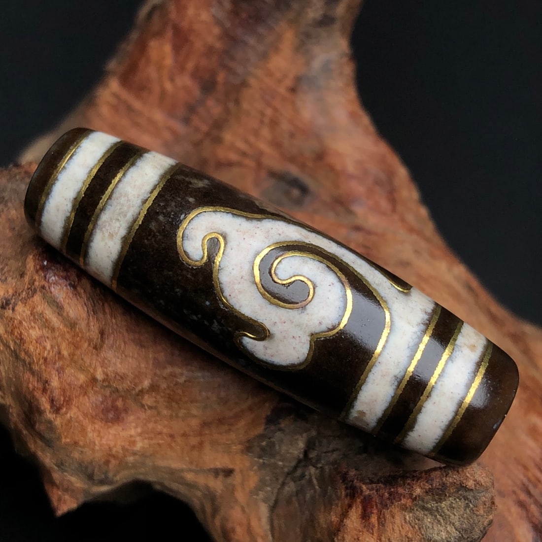 A Exquisite Green Tara Dzi bead: A Exquisite Green Tara Dzi bead,Qing Dynasty, China,Size:1.5inx0.5in,Weight:8.7g 绿度母天珠,中国清代