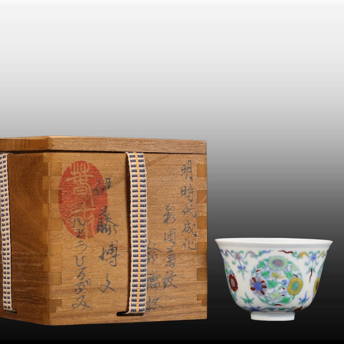 A Exquisite Doucai Flower Pattern Cup: A Exquisite Doucai Flower Pattern Cup,Ming Dynasty, China,Chenghua Six-character Mark,Size:2inx3.1in 斗彩花卉纹杯,中国明代,成化&