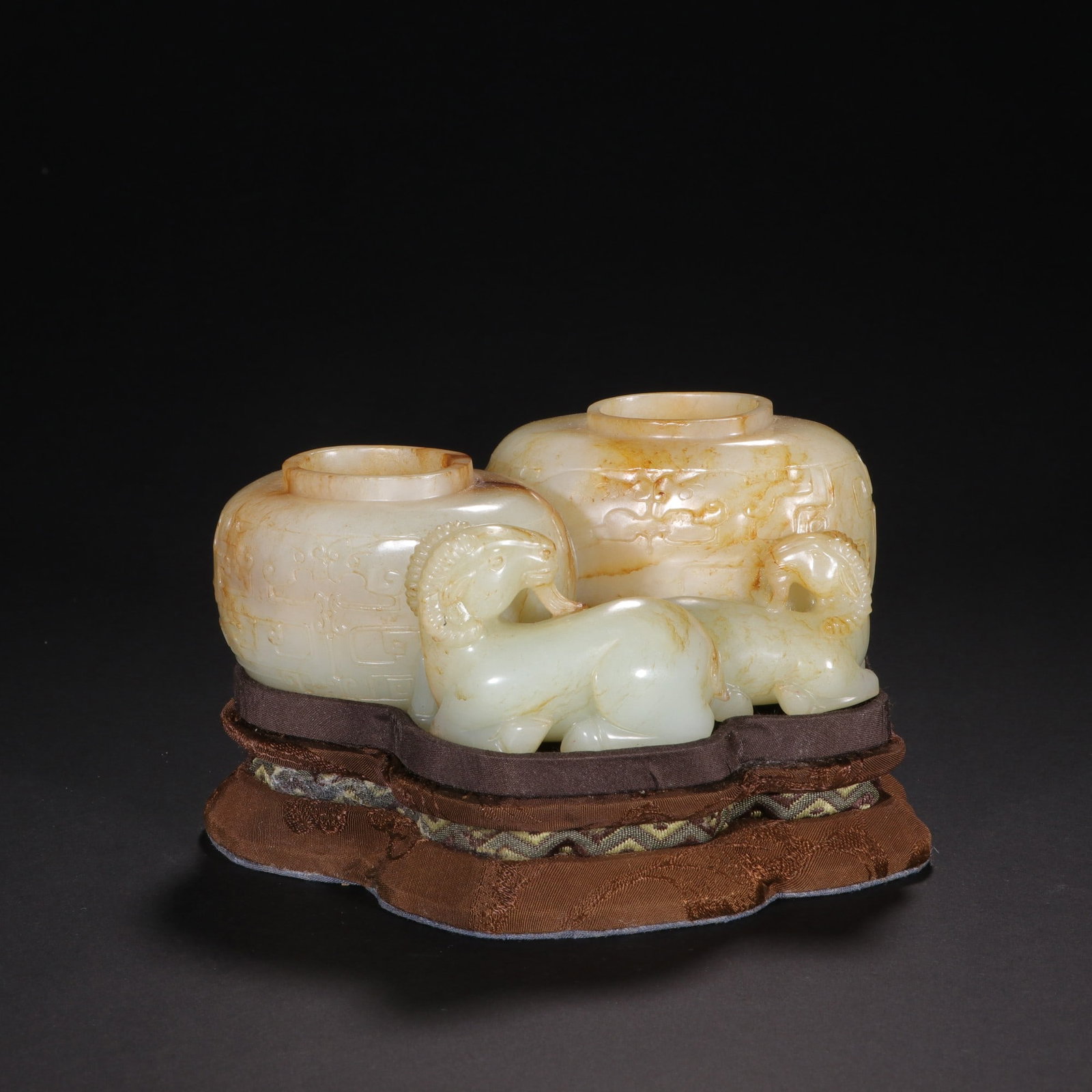 A Exquisite Hotan Jade Sheep Water Pot: A Exquisite Hotan Jade Sheep Water Pot,Qing Dynasty, China,Size:4.9inx2in,Weight:470g 和田玉羊水盂,中国清代