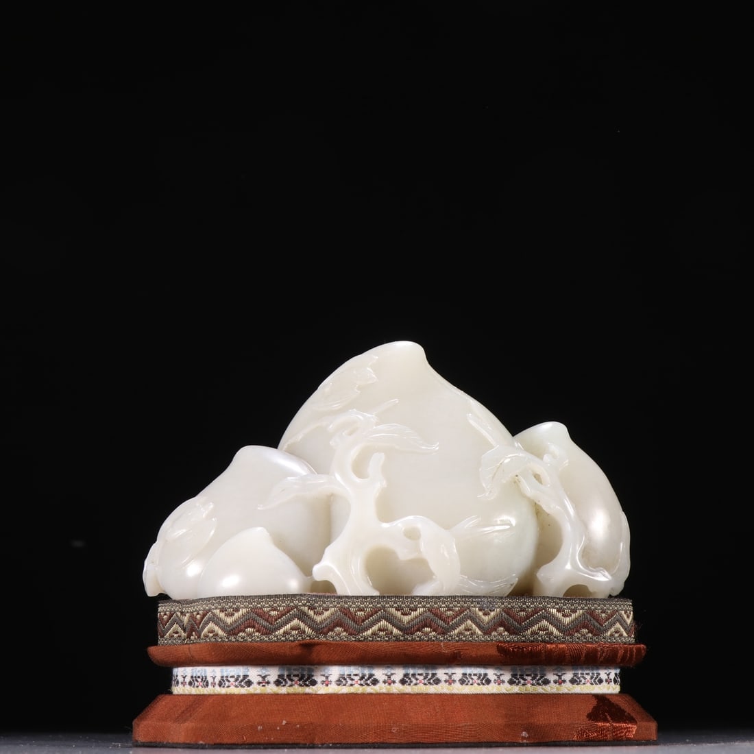 A Exquisite Hotan Jade Peach Ornament: A Exquisite Hotan Jade Peach Ornament,Qing Dynasty, China,Size:5.2inx3.5in,Weight:860g 和田玉寿桃摆件,中国清代