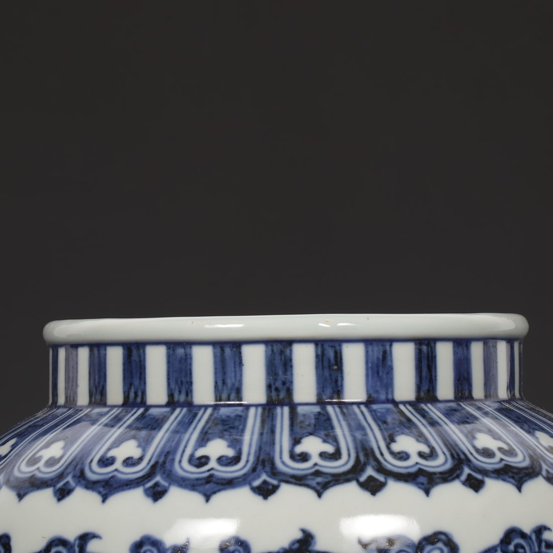 A Exquisite Blue and White Winding Grass Pattern Jar - 2