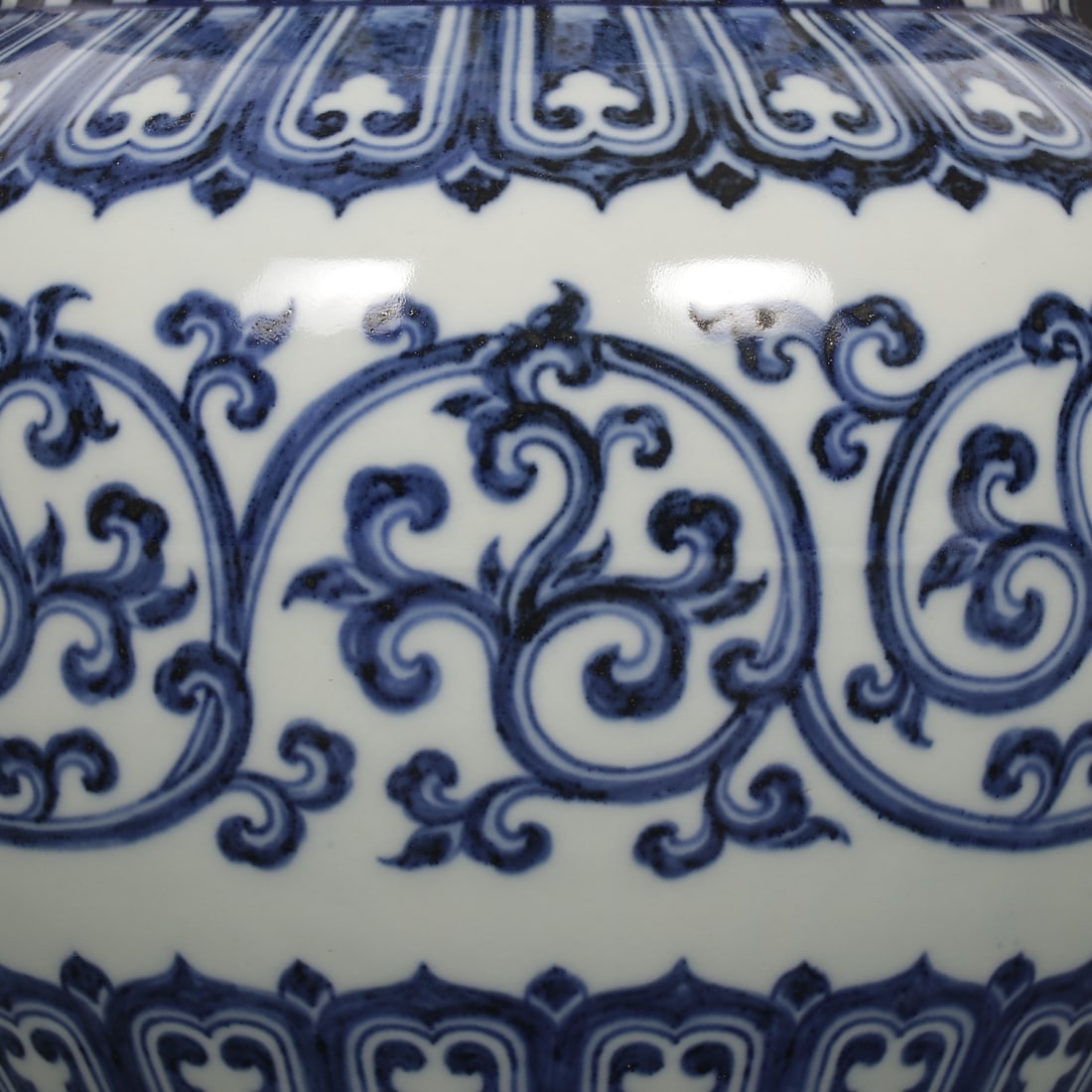 A Exquisite Blue and White Winding Grass Pattern Jar - 3