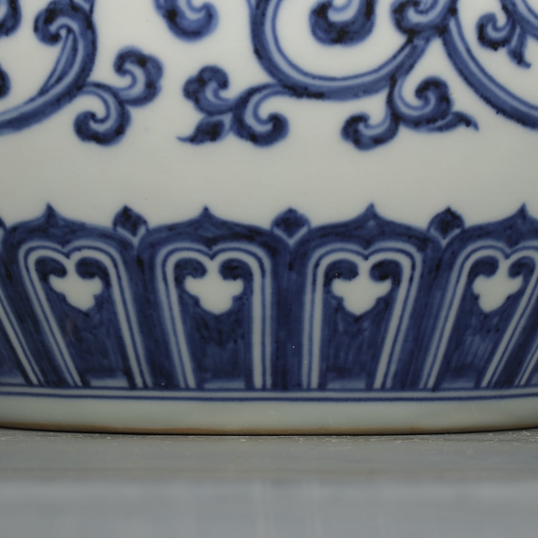 A Exquisite Blue and White Winding Grass Pattern Jar - 4