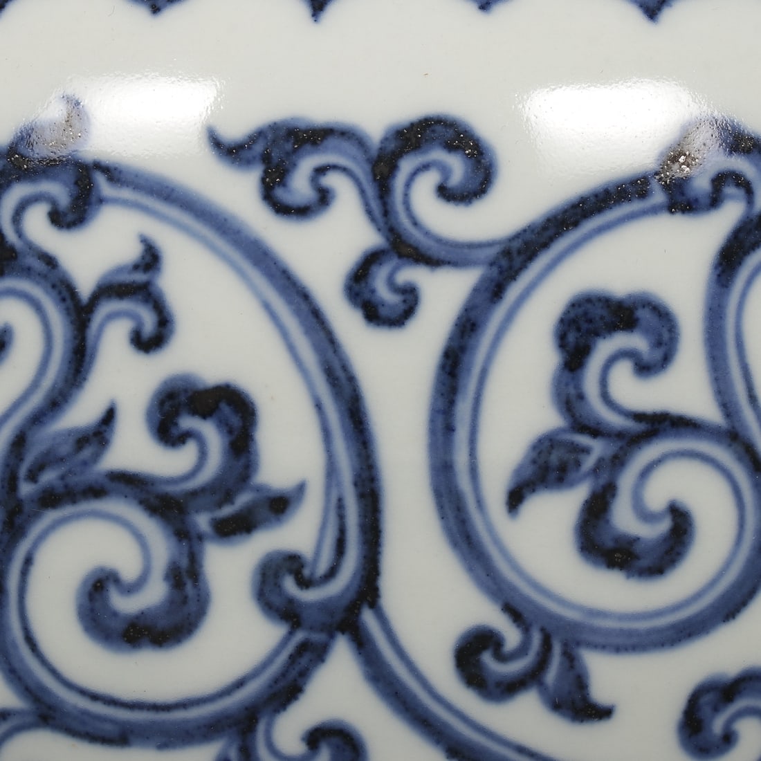 A Exquisite Blue and White Winding Grass Pattern Jar - 6
