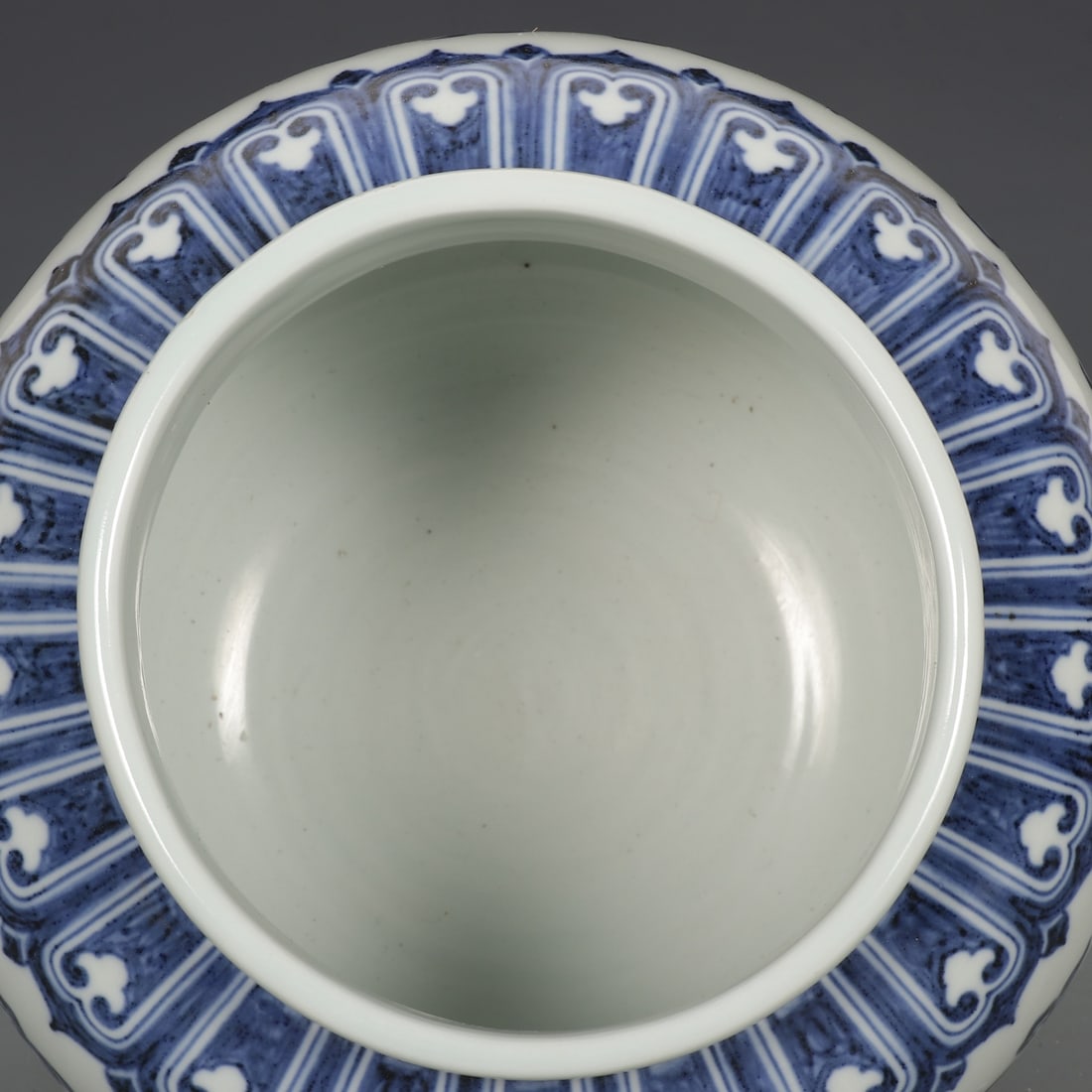 A Exquisite Blue and White Winding Grass Pattern Jar - 7