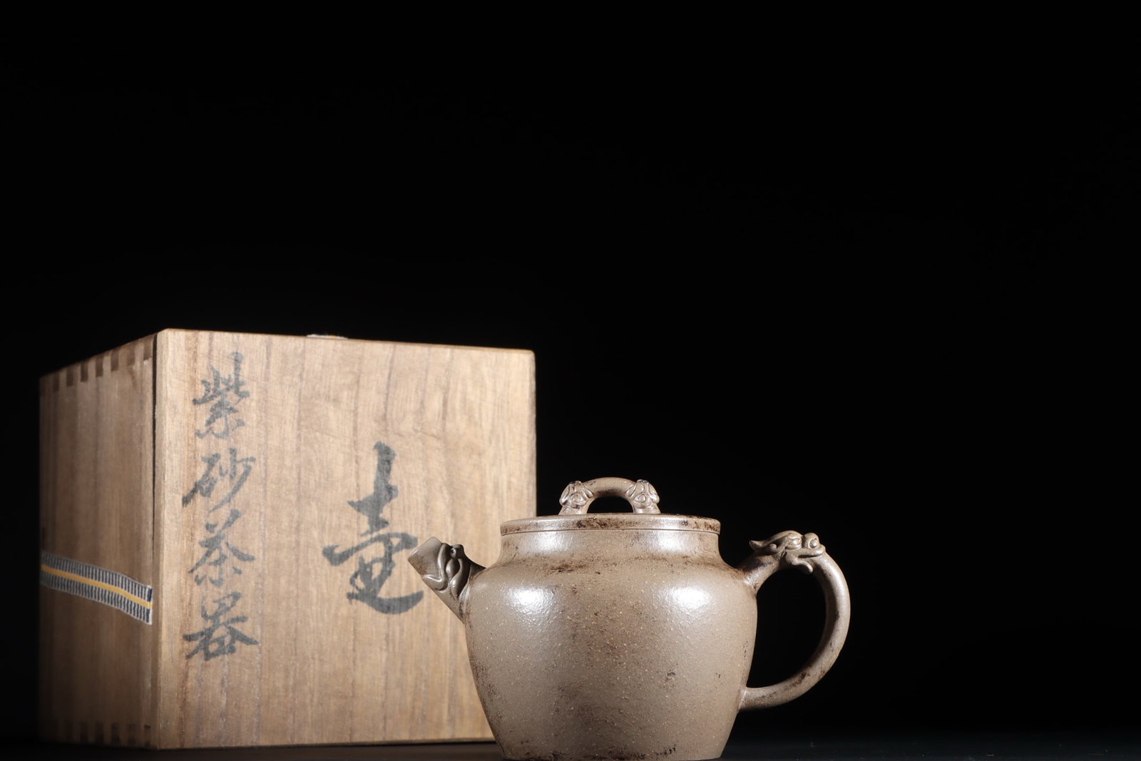 A Exquisite Green Clay Purple Sands Ewer: A Exquisite Green Clay Purple Sands Ewer,Qing Dynasty, China,With Mark,Size:3inx4.7in 绿泥紫砂壶,中国清代,带款