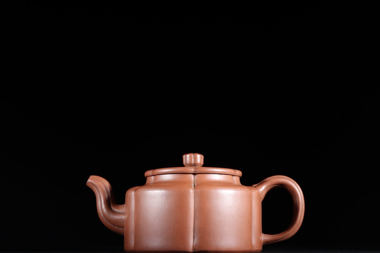 A Exquisite Li Baozhen Mark Purple Sands Ewer: A Exquisite Li Baozhen Mark Purple Sands Ewer,Republic of China,With Mark,Size:3.9inx8.5in 李宝珍款紫砂壶,民国,带款