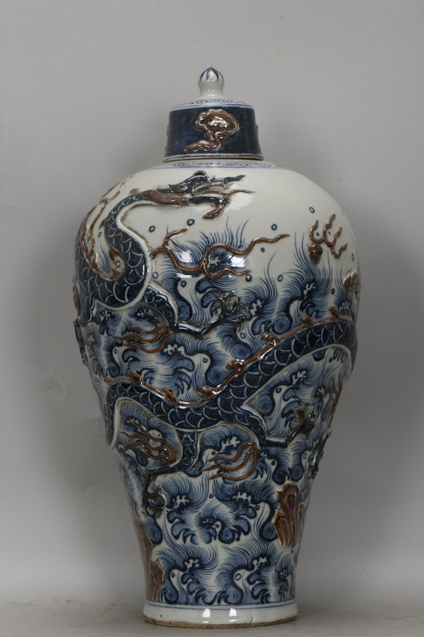 A Exquisite Blue and White Dragon Pattern Vase (1 of 8)