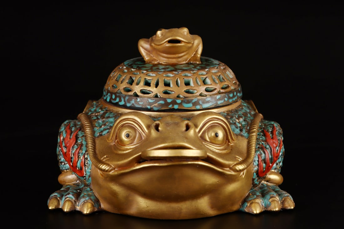 A Exquisite Ancient Bronze Color Golden Toad Pattern Censer: A Exquisite Ancient Bronze Color Golden Toad Pattern Censer,Qing Dynasty, China,Qianlong Six-character Mark,Size:4.9inx9.1in 古铜彩金蟾炉,中国清&#