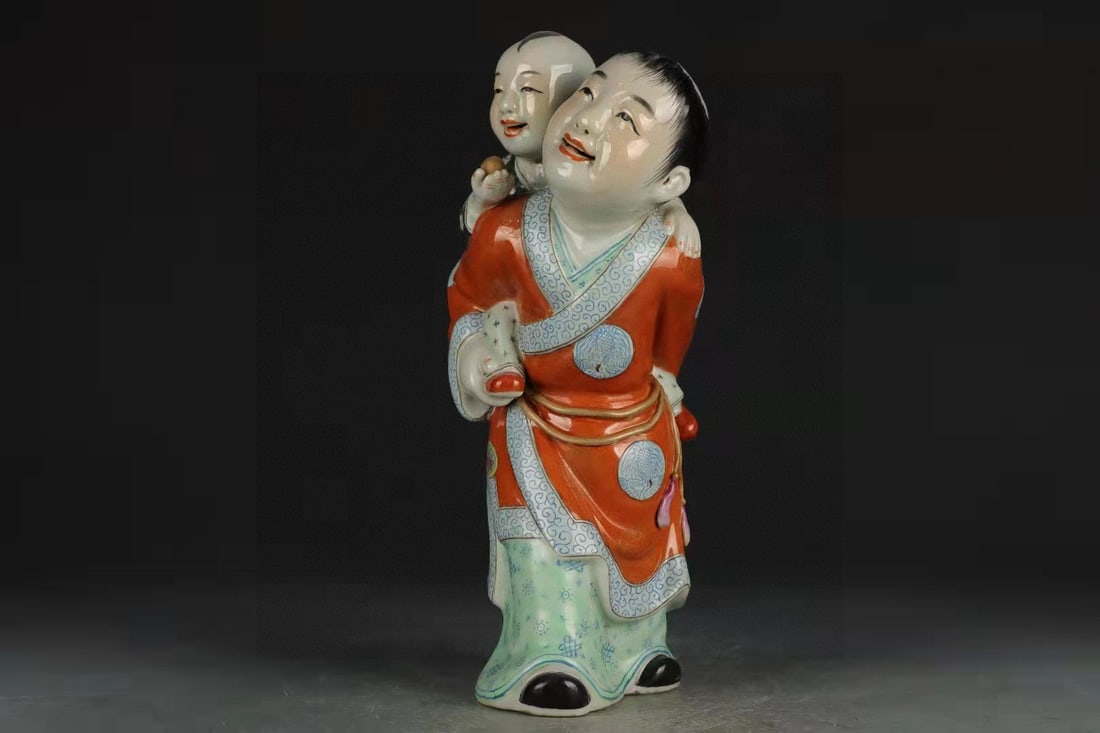 A Exquisite Famille-Rose Figures Ornament: A Exquisite Famille-Rose Figures Ornament,Qing Dynasty, China,With Mark,Size:9.8inx4.3in 粉彩人物摆件,中国清代,带款