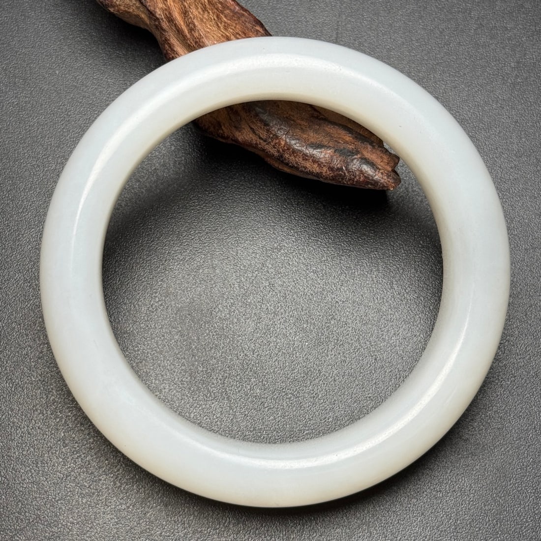A Exquisite Hotan Jade Bracelets: A Exquisite Hotan Jade Bracelets,Qing Dynasty, China,Size:2.3inx3.1inx0.6in ,Weight:77g 和田玉玉镯,中国清代