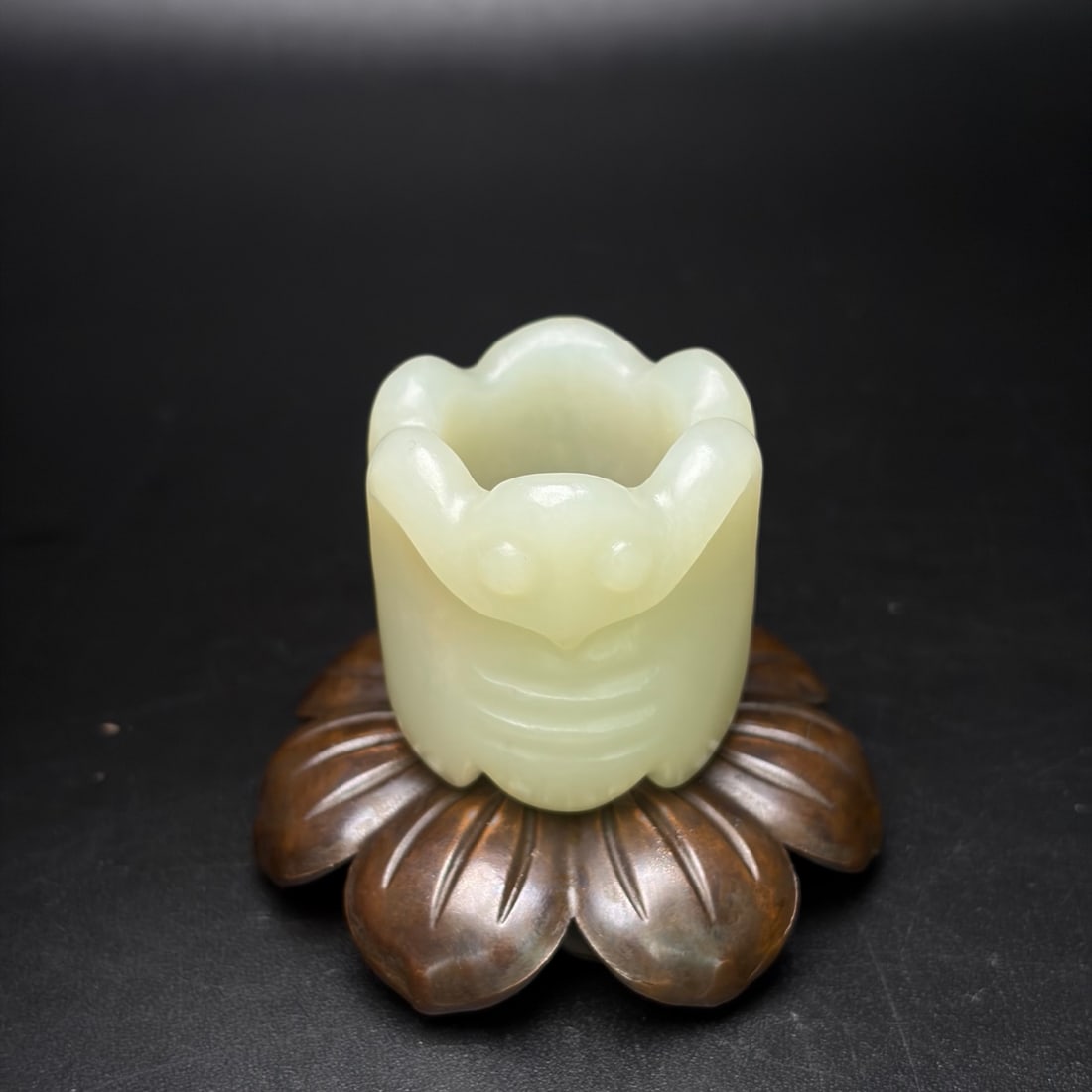 A Exquisite Hotan Jade Cicada Pattern Thumb Ring: A Exquisite Hotan Jade Cicada Pattern Thumb Ring,Qing Dynasty, China,Size:1.4inx1.4inx0.9in, Weight:49g 和田玉蝉纹扳指,中国清代