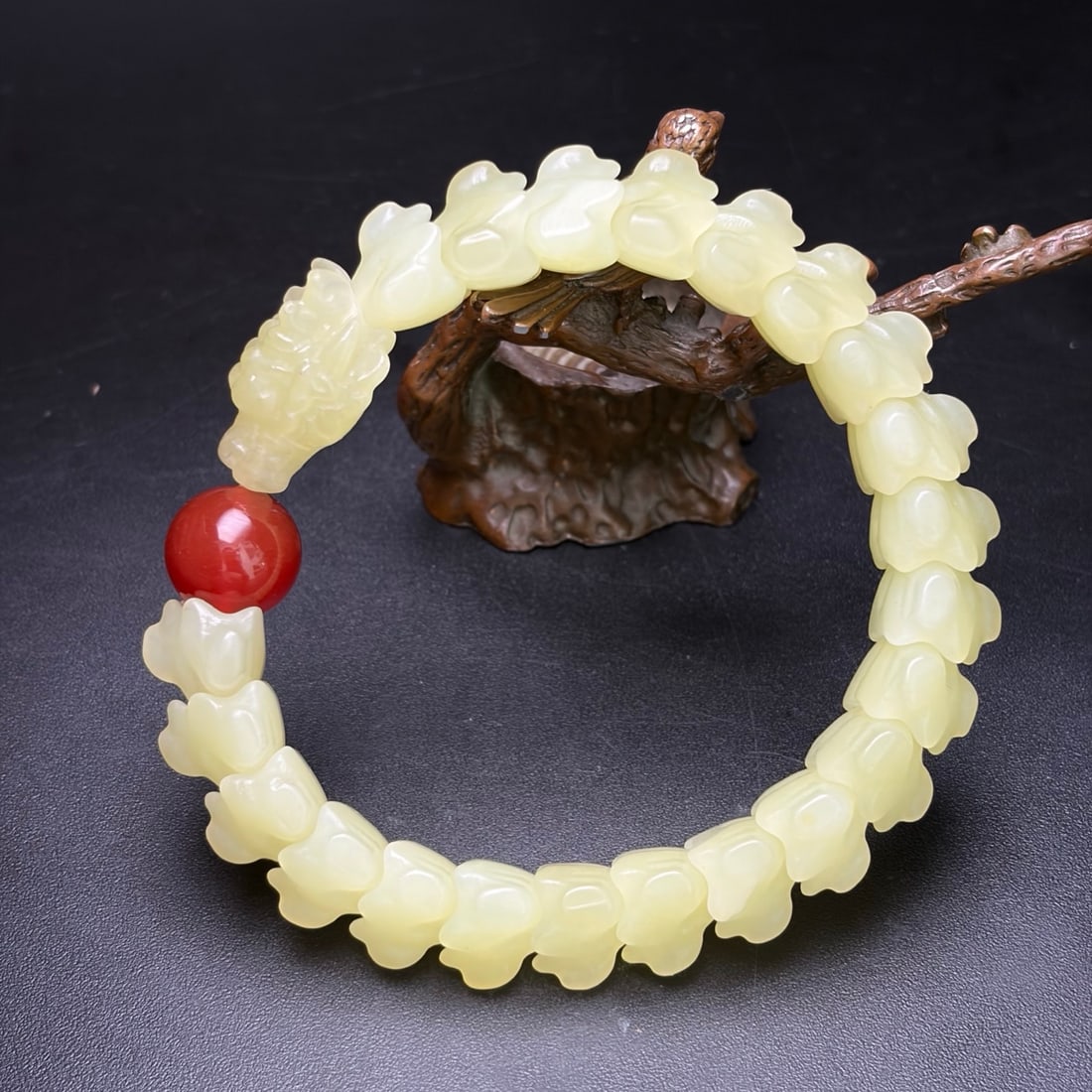 A Exquisite Hotan Yellow Jade Dragon Head Bracelets: A Exquisite Hotan Yellow Jade Dragon Head Bracelets,Qing Dynasty, China,Size:0.6inx0.5in,Weight:71g 和田黄玉龙首手串,中国清代