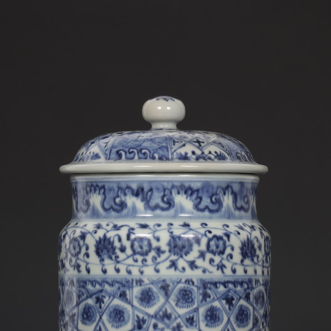 A Exquisite Blue and White Flower Pattern Jar - 2