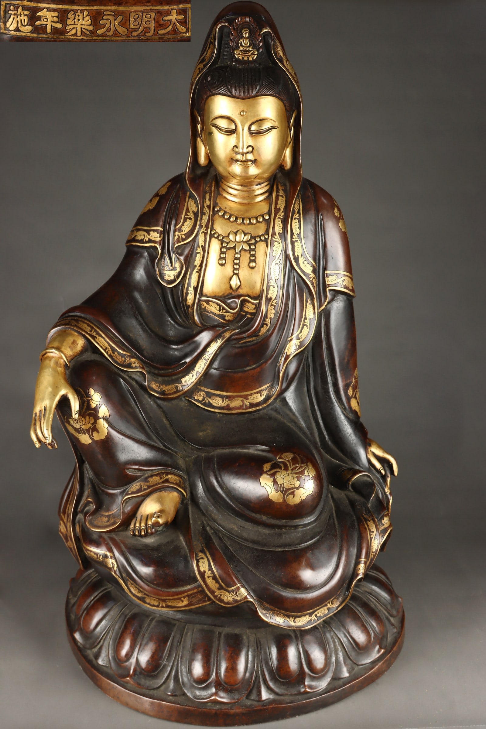 A Exquisite Gilt Bronze Statue of Avalokitesvara Ornament: A Exquisite Gilt Bronze Statue of Avalokitesvara Ornament,Ming Dynasty, China,Yongle Six-character Mark,Size:32.3inx18.3in ,Weight:33950g 紫铜鎏金观音摆ߥ