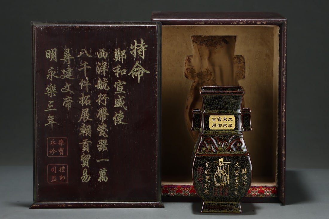 A Exquisite Ru Yao Painted Gold Figures Pattern Tube Ears Vase: A Exquisite Ru Yao Painted Gold Figures Pattern Tube Ears Vase,Song Dynasty, China,With Mark,Size:8.9inx4.3in 汝窑描金人物纹贯耳瓶,中&